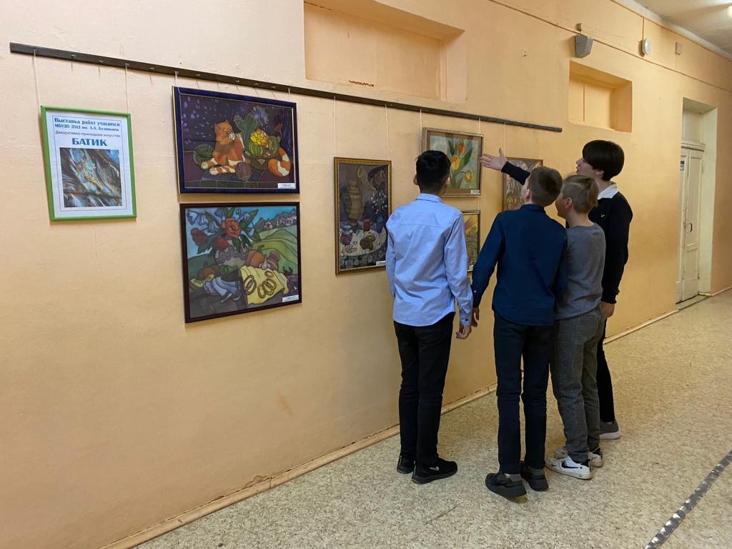 Выставка работ учащихся ДХШ им. А. А. Бузовкина в технике "Батик"