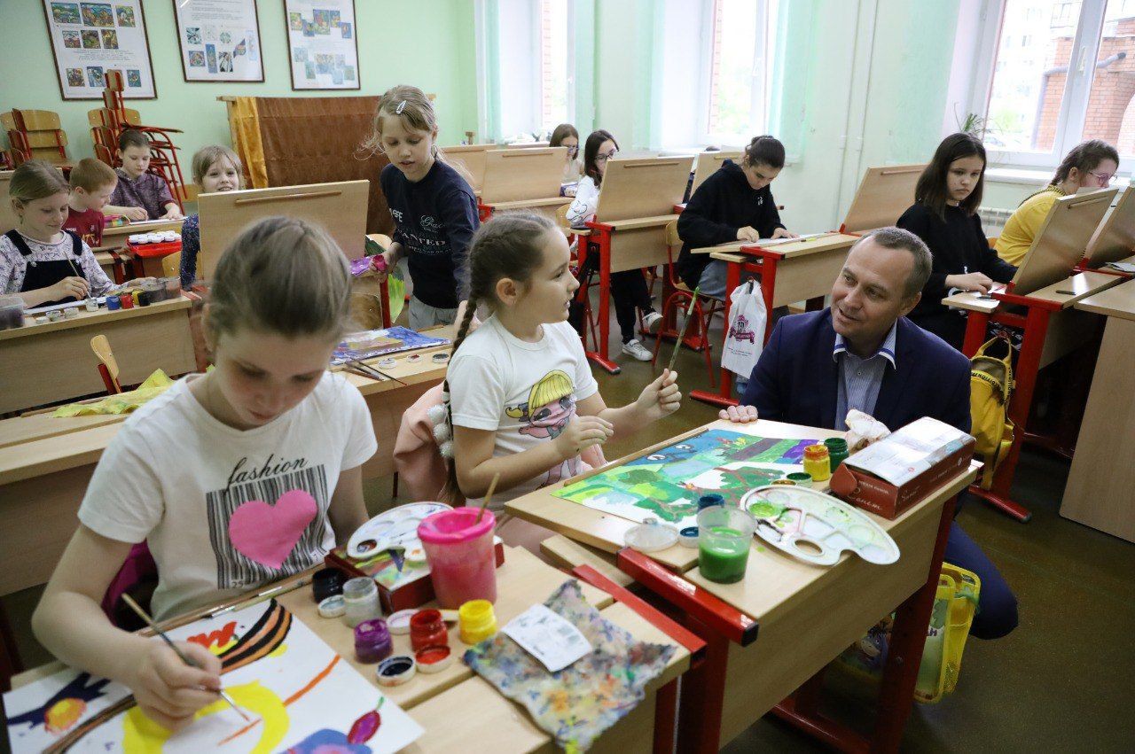 Первый заместитель главы администрации Серпухова посетил художественную школу им. А.А. Бузовкина