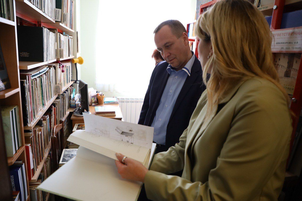 Первый заместитель главы администрации Серпухова посетил художественную школу им. А.А. Бузовкина